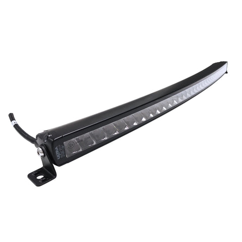 Barre DEL incurvée de 32 pouces à rangée simple avec 33 diodes de 5W, boîtier en aluminium noir et supports de montage latéraux, vue de profil sur fond blanc.