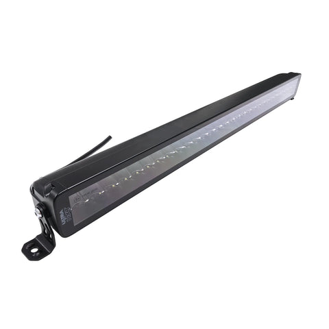 Barre DEL double rangée de 30 pouces avec 60 diodes de 5W, boîtier en aluminium noir et supports de montage latéraux, vue de trois-quarts montrant la lentille en polycarbonate.